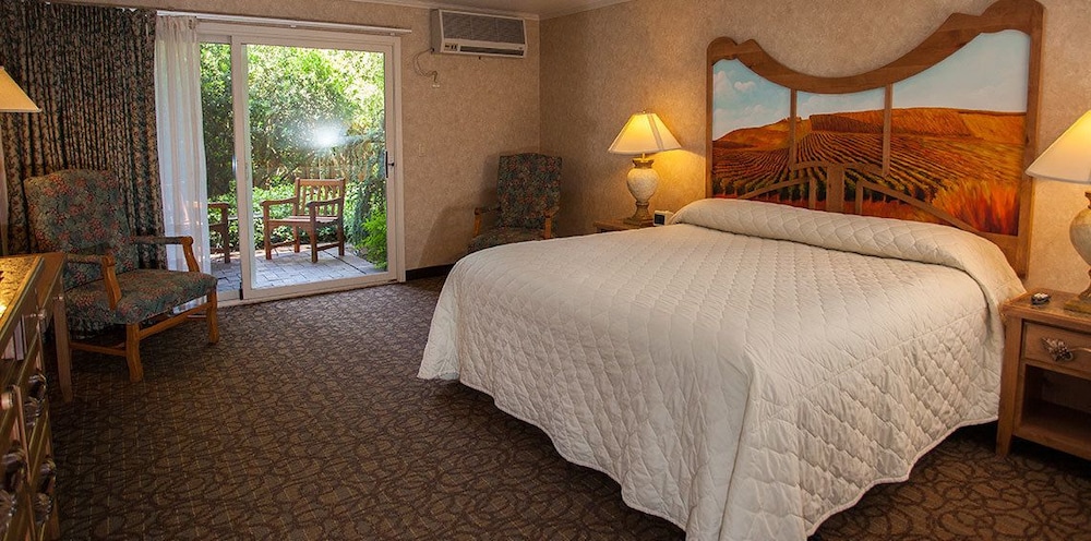 Classic Room, 1 Queen Bed, Poolside