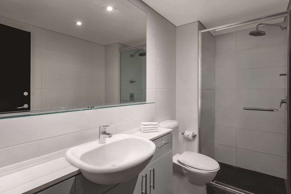 Premier Apartment, 2 Bedrooms (Weekly Housekeeping) thumbnail 6