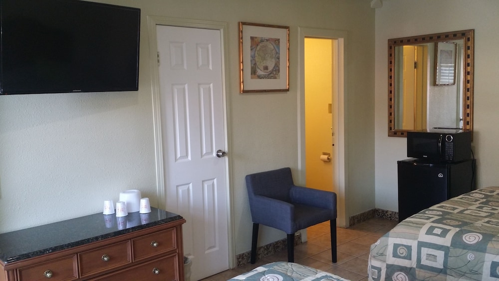 Basic Room, 2 Queen Beds photo 3