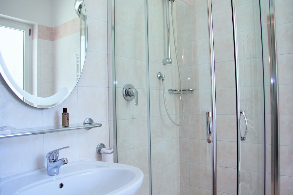 Double Room - Photo 8