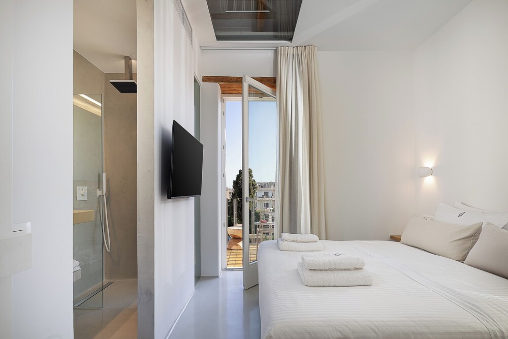 Standard Double Room, 1 Queen Bed, Balcony, Courtyard View Hub 03