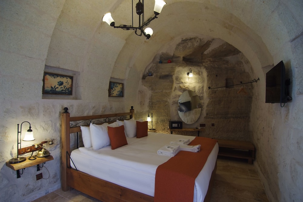 Grand Room, Non Smoking, Mountain View - Photo 2