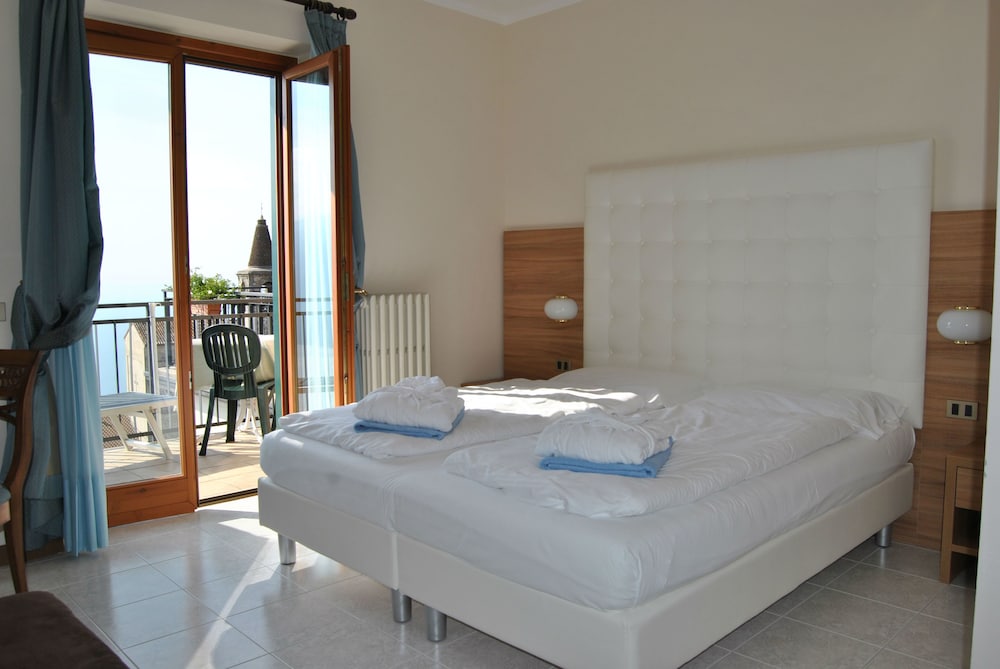 Superior Double Room, Lake View photo 2