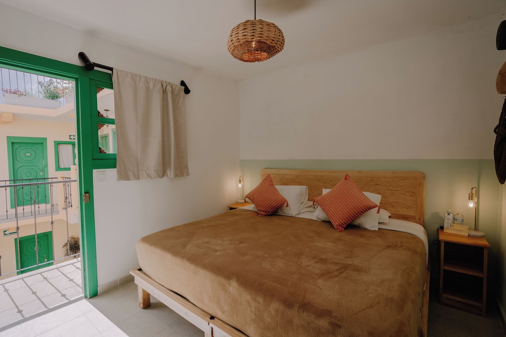 Standard Room, 1 King Bed, Ensuite photo 2