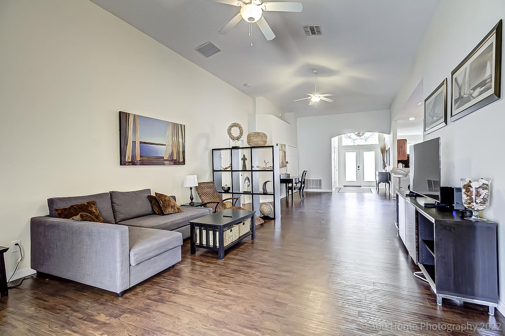 House (Gated Community, Private pool and ga)
