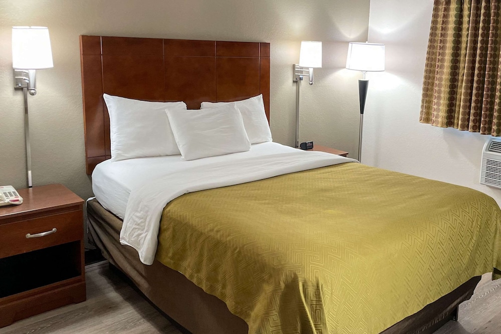 Basic Single Room, 1 Queen Bed, Smoking photo 3