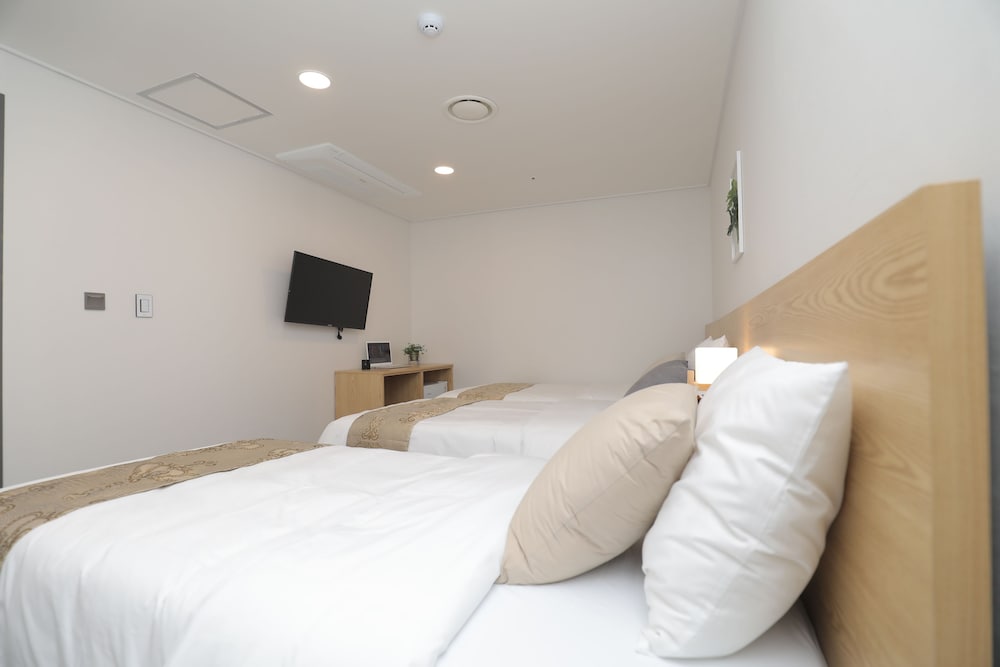 Economy Triple Room, No Windows - Photo 2