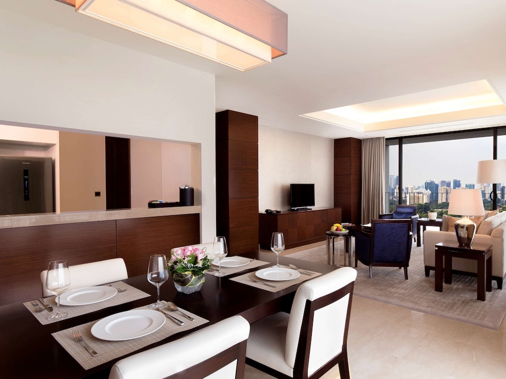 Suite, 2 Bedrooms, Smoking (Sky Suite. King)