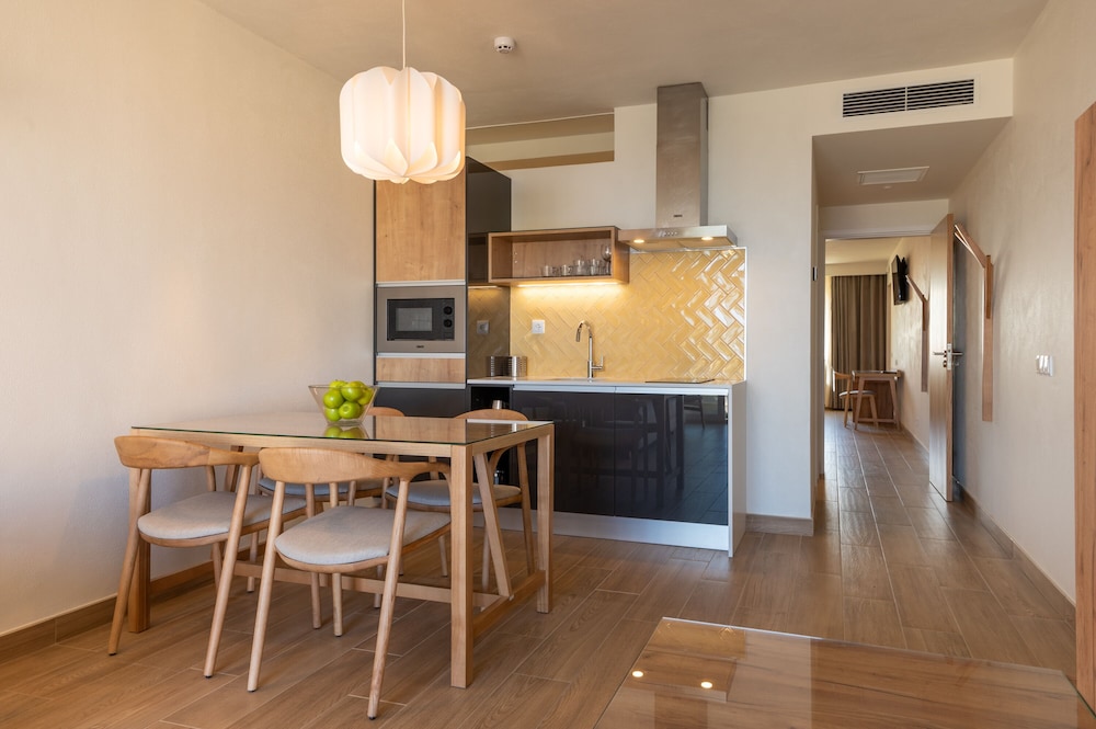Family Apartment, Balcony, Sea View - Photo 17