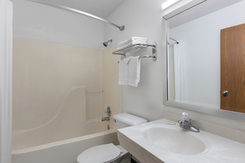 Business Room, 1 King Bed, Non Smoking - Photo 10