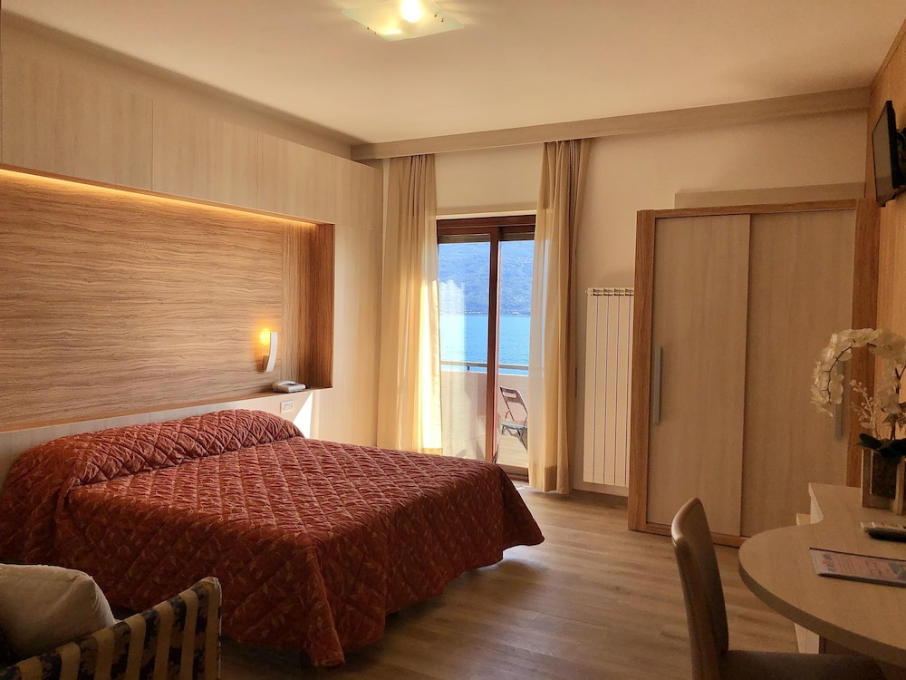 Deluxe Double Room, Lake View - Photo 1