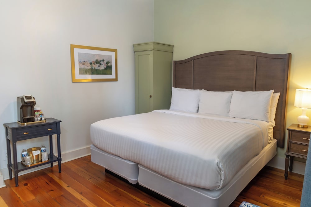 Deluxe Room, 1 King Bed - Photo 3