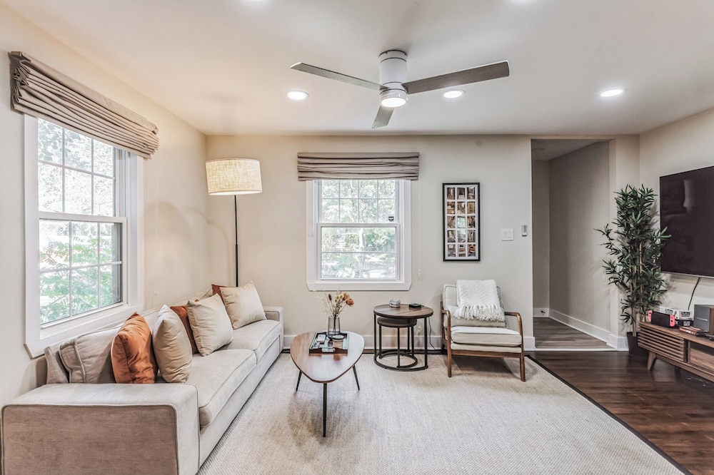Signature House, 2 Bedrooms, Kitchen, Courtyard View photo 1