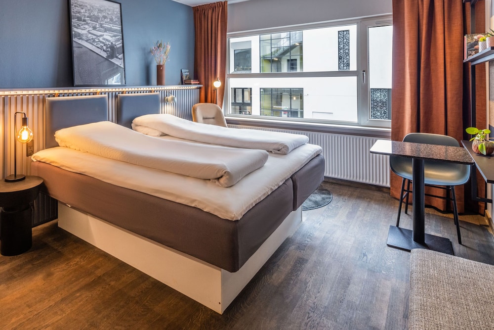City Room, 1 King Bed - Photo 1