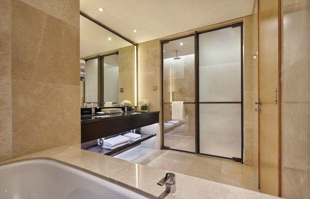 Regency, Executive Suite - Photo 5