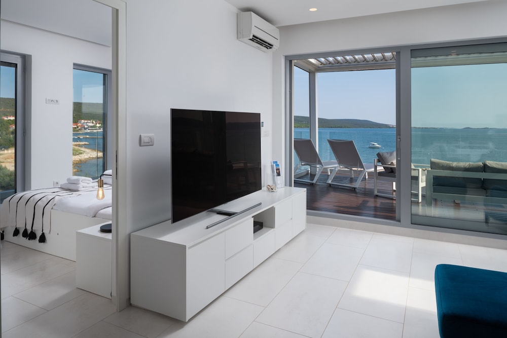 Luxury Apartment, 3 Bedrooms, Sea View (N5) photo 2