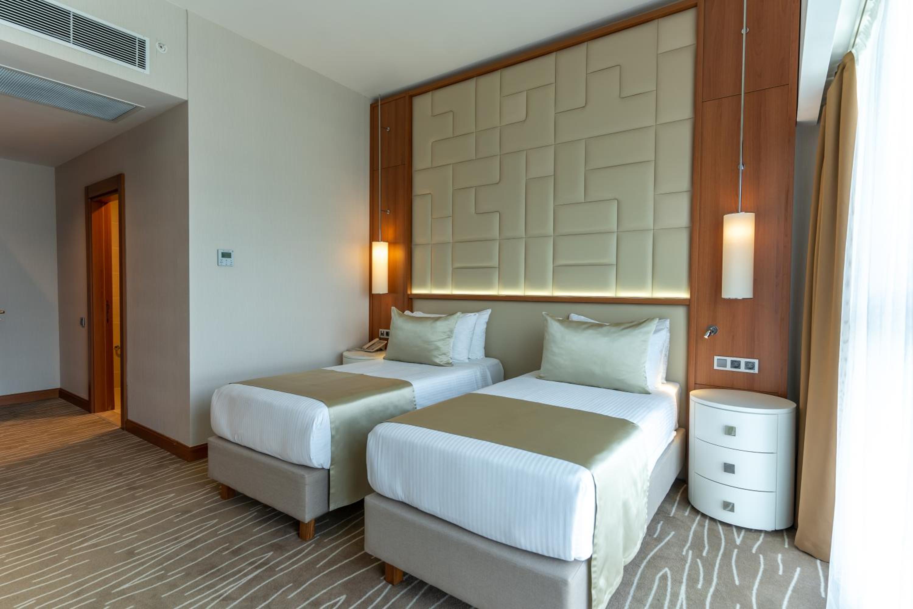 Twin Room with Mountain View - Photo 2