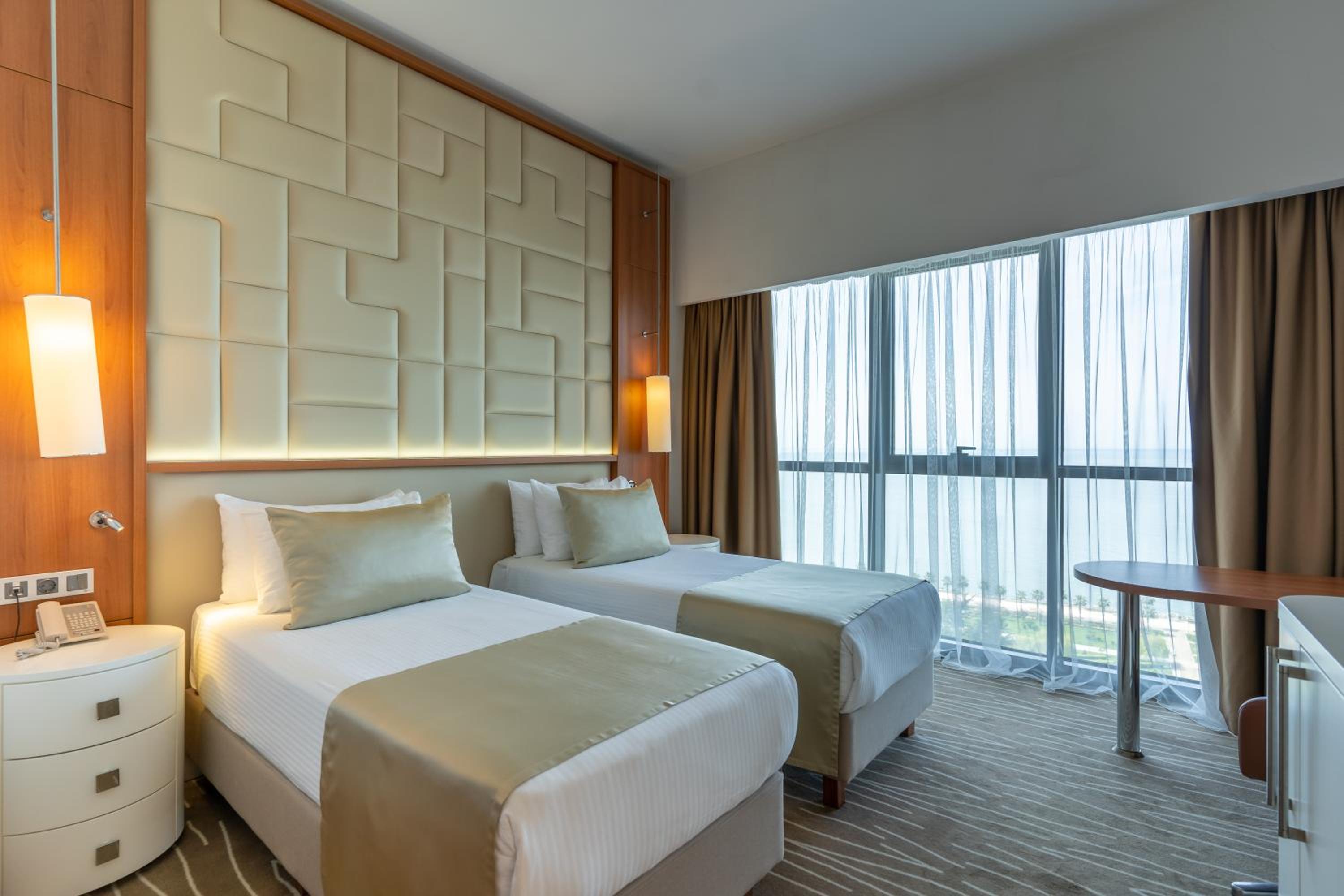 Standard Twin Room with Sea View - Photo 3