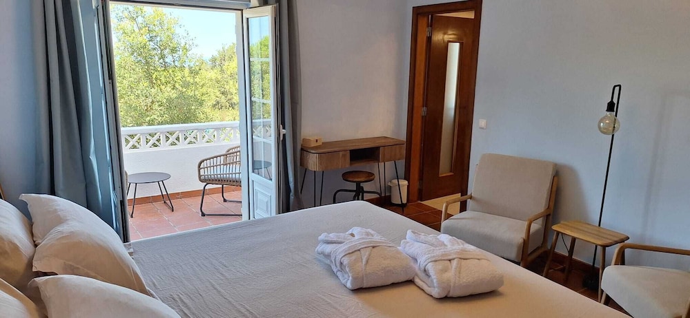 Deluxe Double Room, Balcony, Partial Ocean View photo 3
