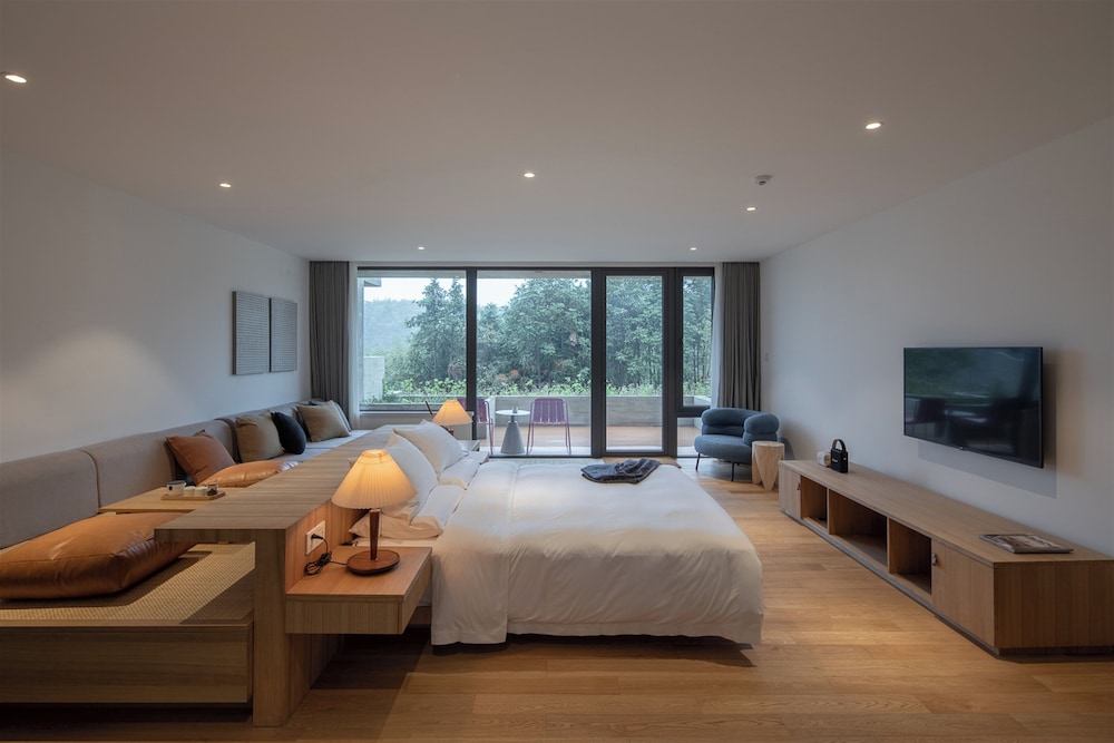 Signature Double Room, Hill View photo 1