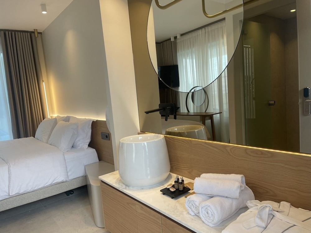 Deluxe Double Room, 1 King Bed photo 2
