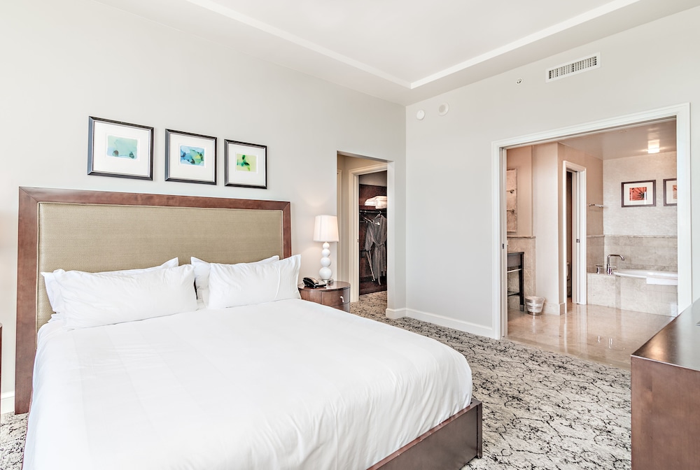Deluxe Condo, 1 King Bed with Sofa bed, Balcony, Pool View photo 1