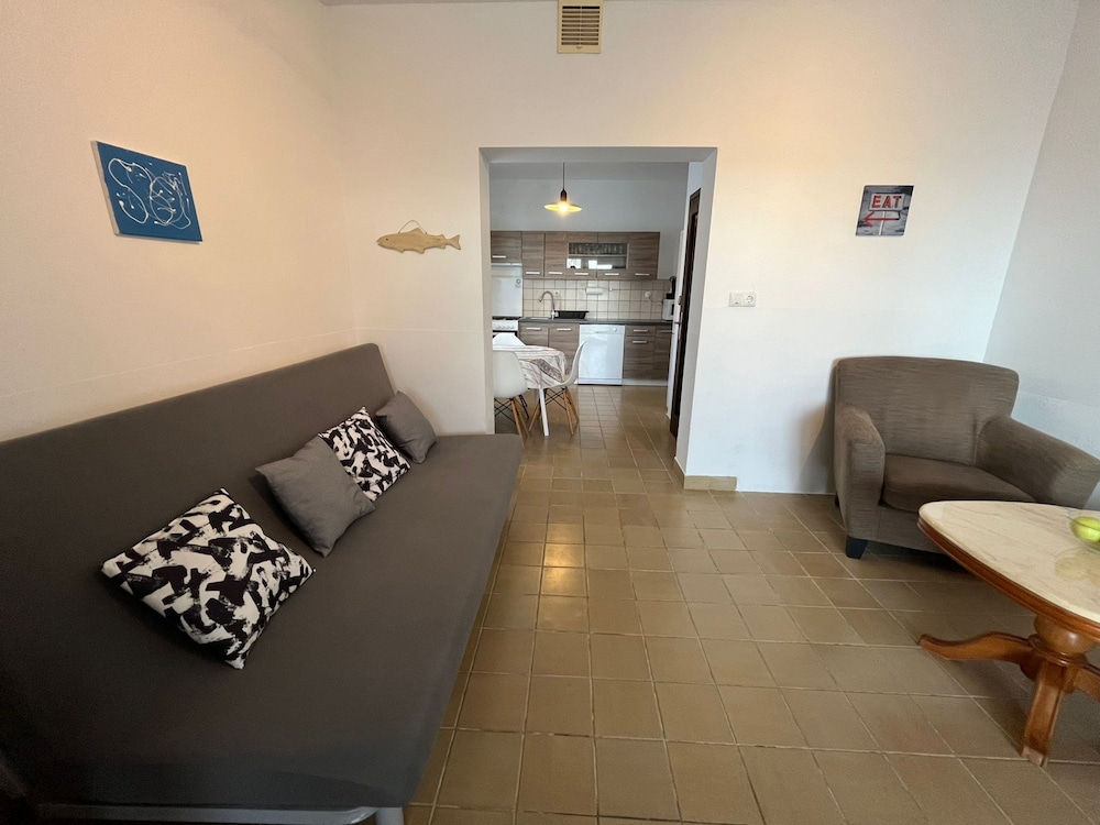 Family Apartment, 5 Bedrooms, Sea View, Beachside photo 2
