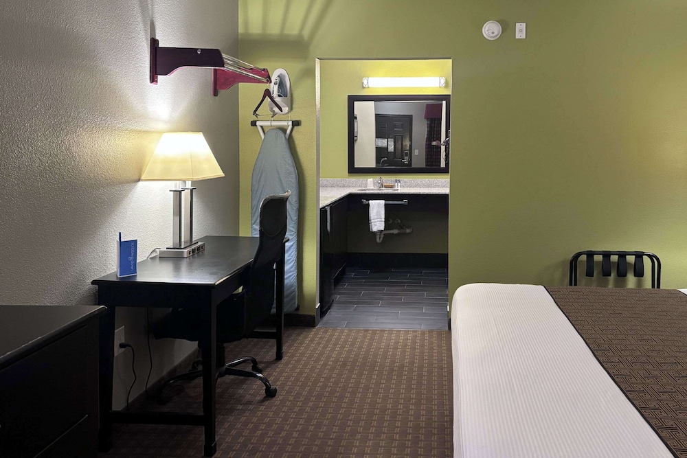 Standard Room, Non Smoking (1 King Bed & 1 Queen Bed) photo 3
