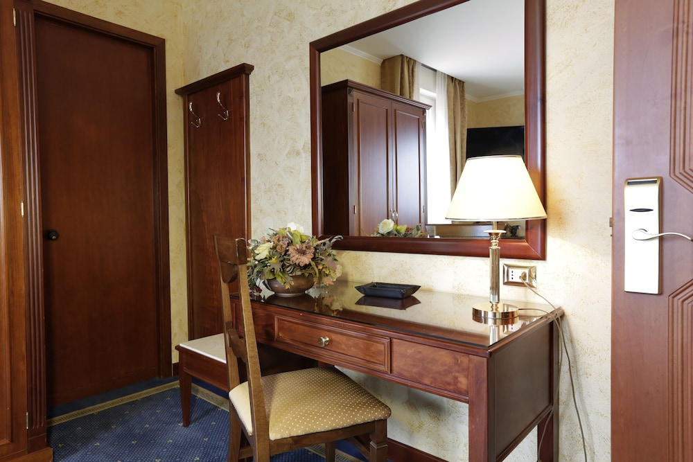 Triple Room, Multiple Beds, Non Smoking photo 3