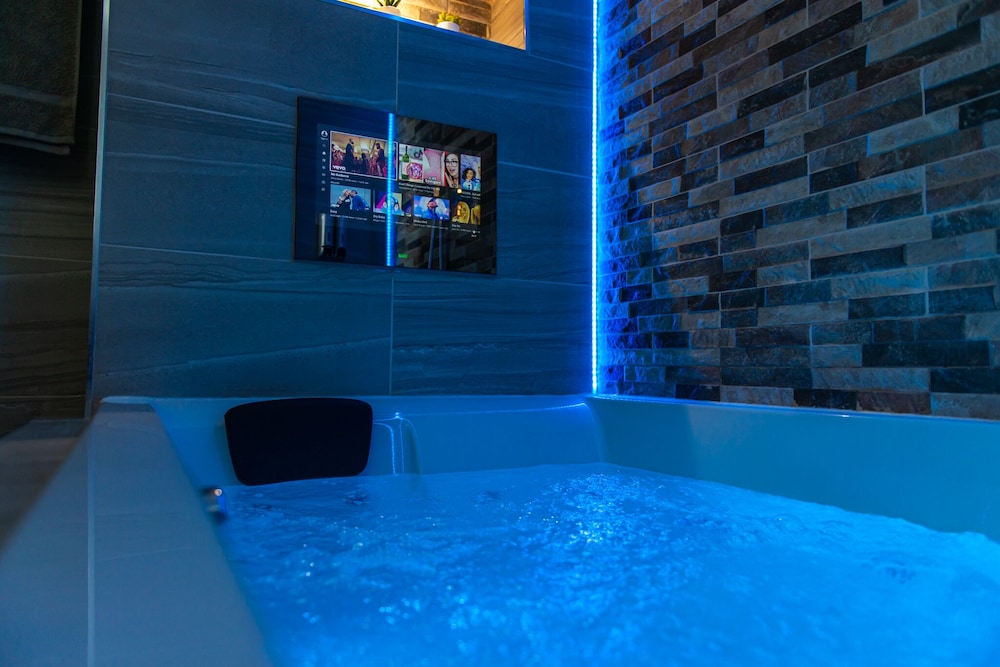 Executive Apartment, Accessible, Private Bathroom (Jacuzzi - Apartment 1) - Photo 39