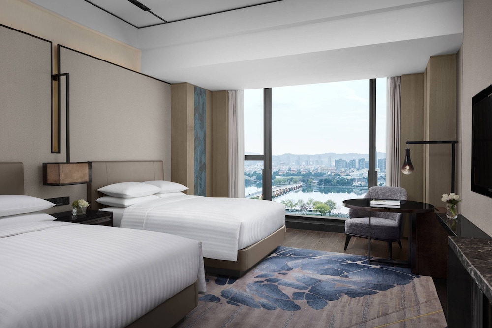 Club Room, 2 Twin Beds, Lake View
