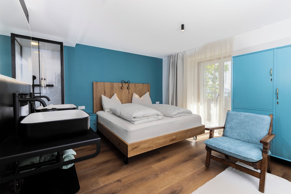 Deluxe Room, 1 King Bed, Balcony, Garden Area photo 1