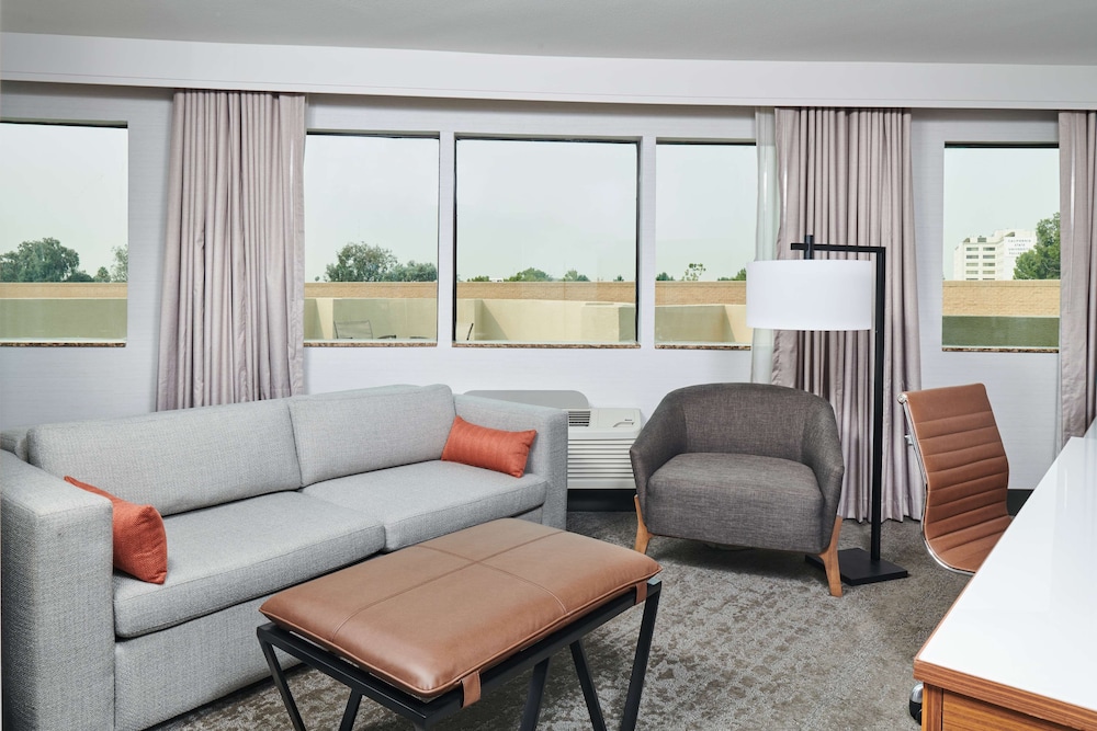 Suite, 1 King Bed, Balcony - Photo 10