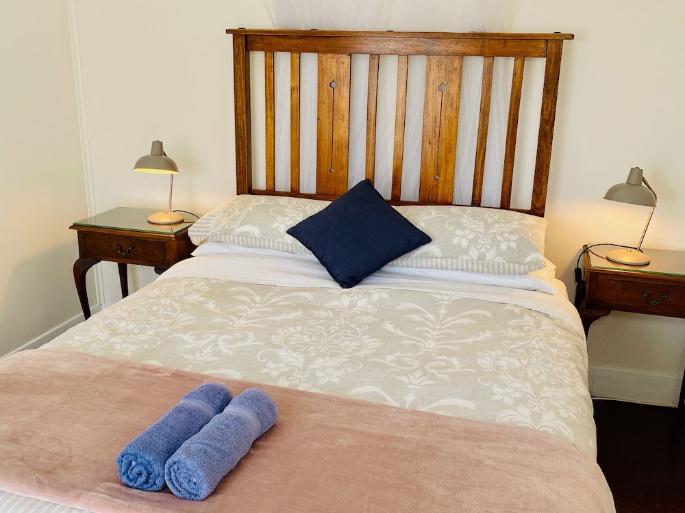 Seacroft Room 9, 1 Queen bed, Courtyard view
