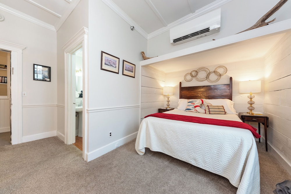 Double Room, 1 Queen Bed, Private Bathroom photo 2