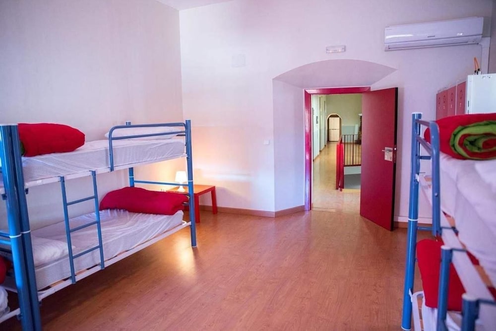Dormitorio Compartido, Dormitorio Mixto, Baño Compartido (1 cama en un Dormitorio de 4 Camas)