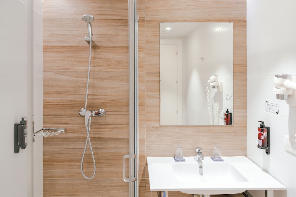 Double Room Single Use thumbnail 5