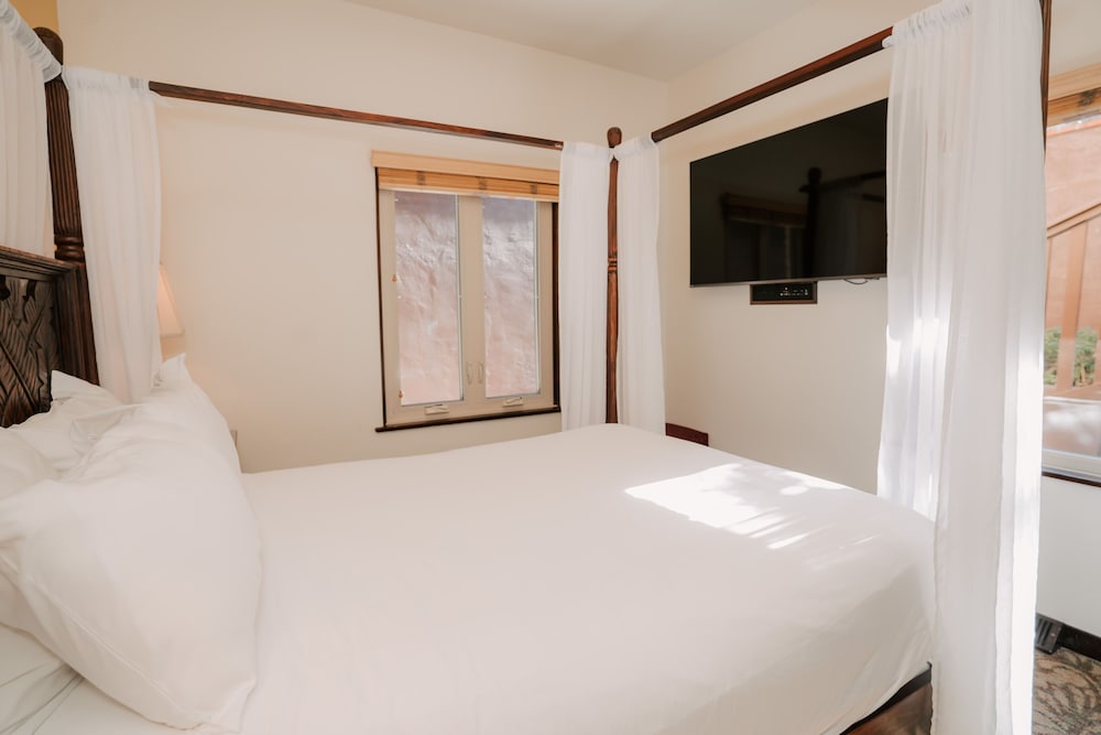 Deluxe Room, Multiple Beds - Photo 3