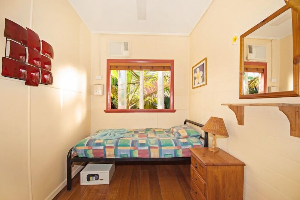 Standard Room, 1 Queen Bed, Refrigerator photo 3