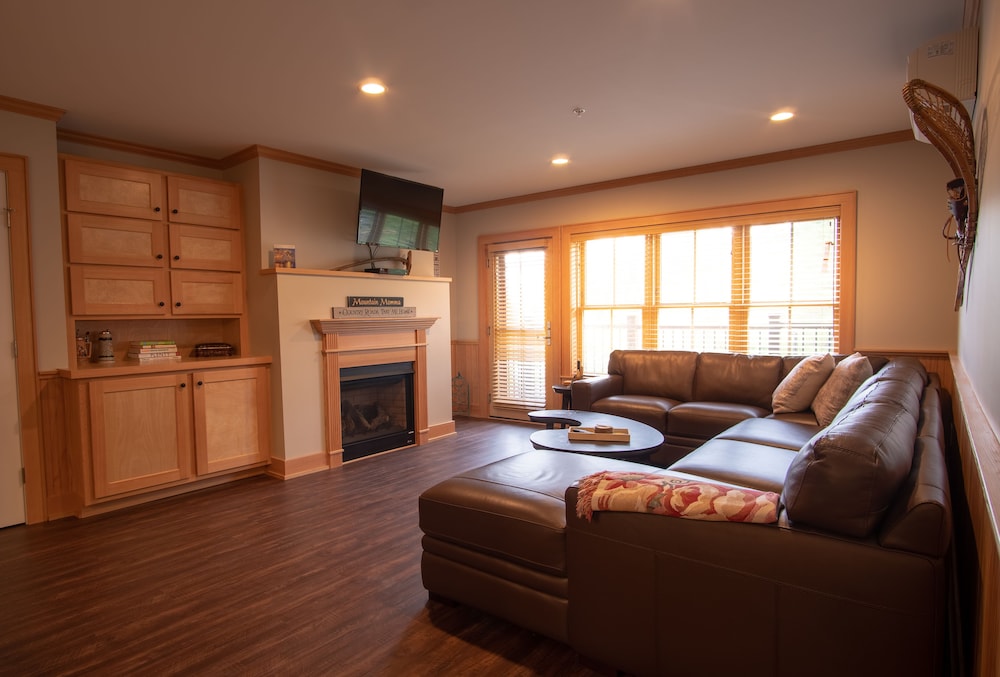 Condo, 2 Bedrooms, Mountainside (1303)