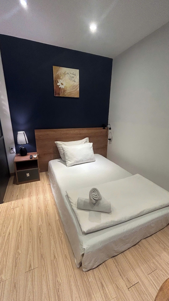 Deluxe King Room with Balcony - Photo 3