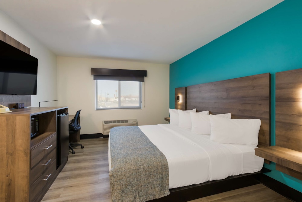 Standard Room, 1 King Bed, Non Smoking, Refrigerator & Microwave - Photo 1