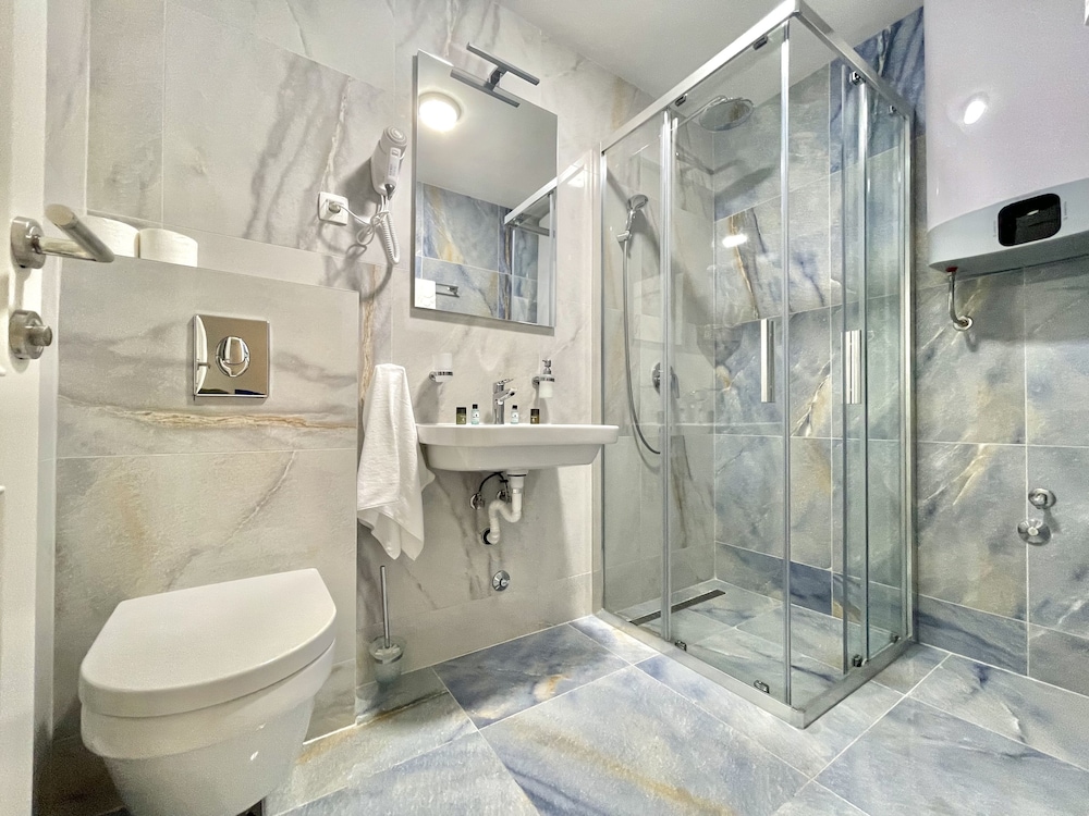 Standard Double or Twin Room - Photo 12