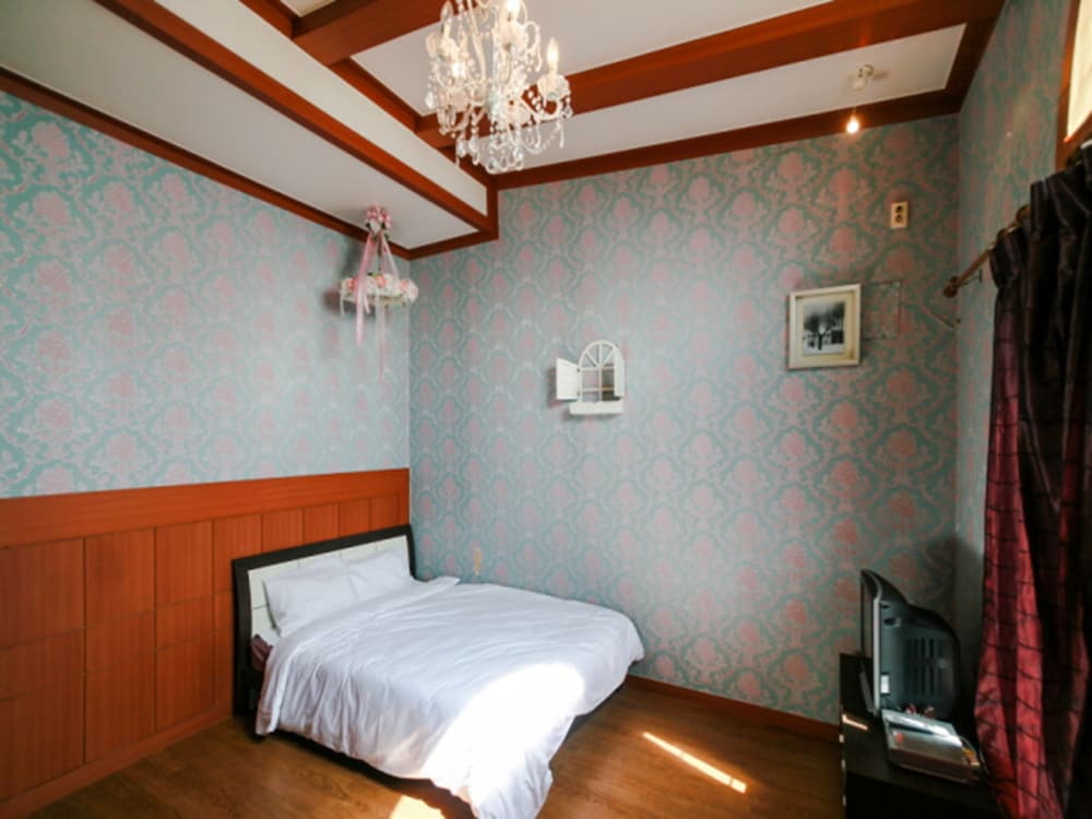 Room (Lavender) - Photo 3