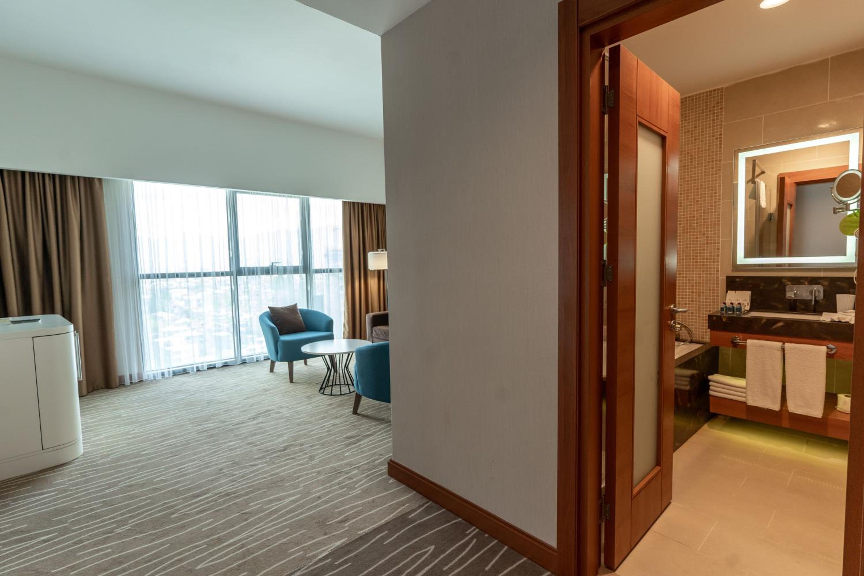 Suite with City View - Photo 3