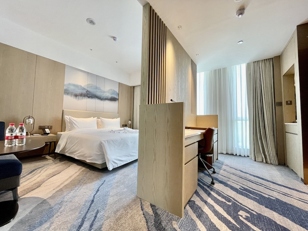 Deluxe Room, 1 King Bed photo 1