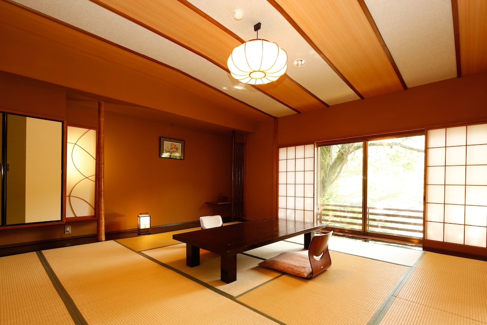 Japanese Style Room for 6 Guests with Private Bathroom photo 1