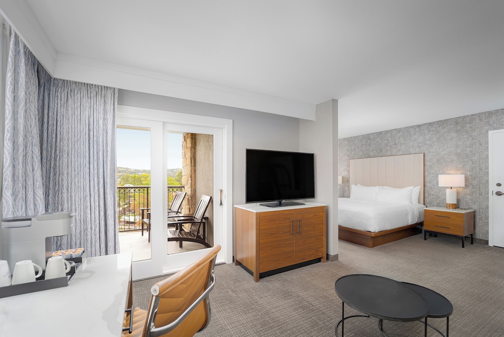Executive Suite - Photo 2