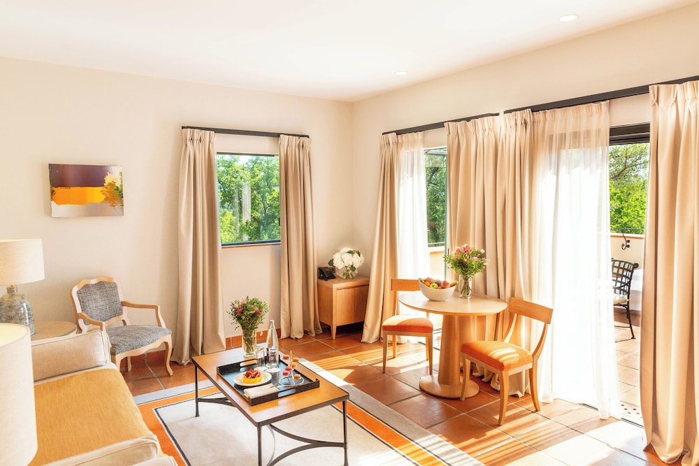 Premier Suite (King) - Photo 3