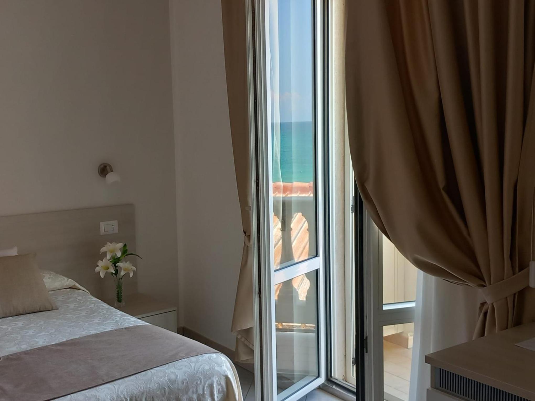 Deluxe Triple Room with Sea View photo 1